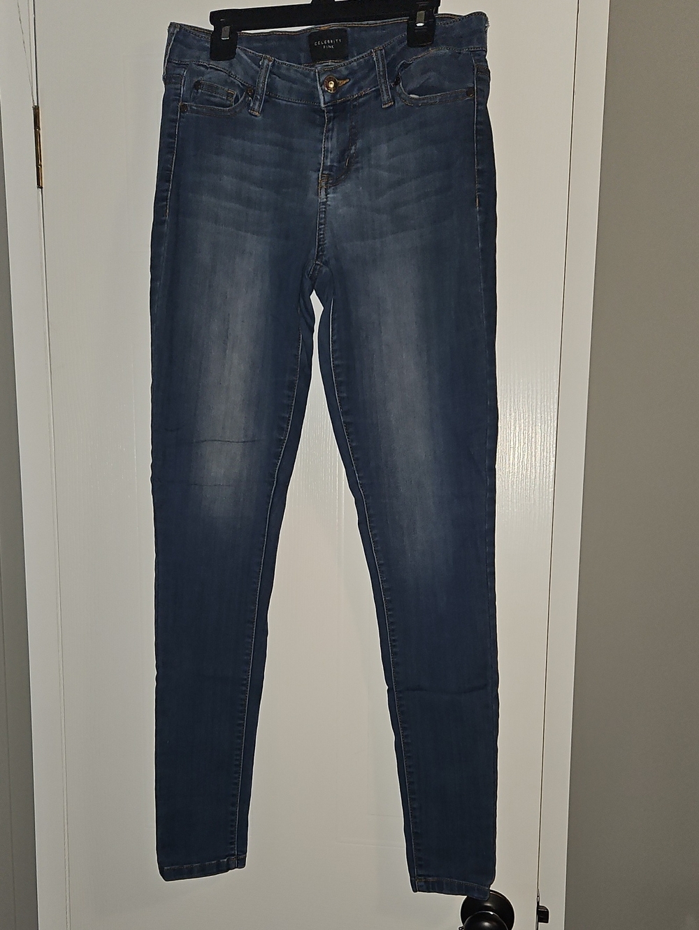 Women’s Mid Wash Blue Skinny Jeans. 3/27